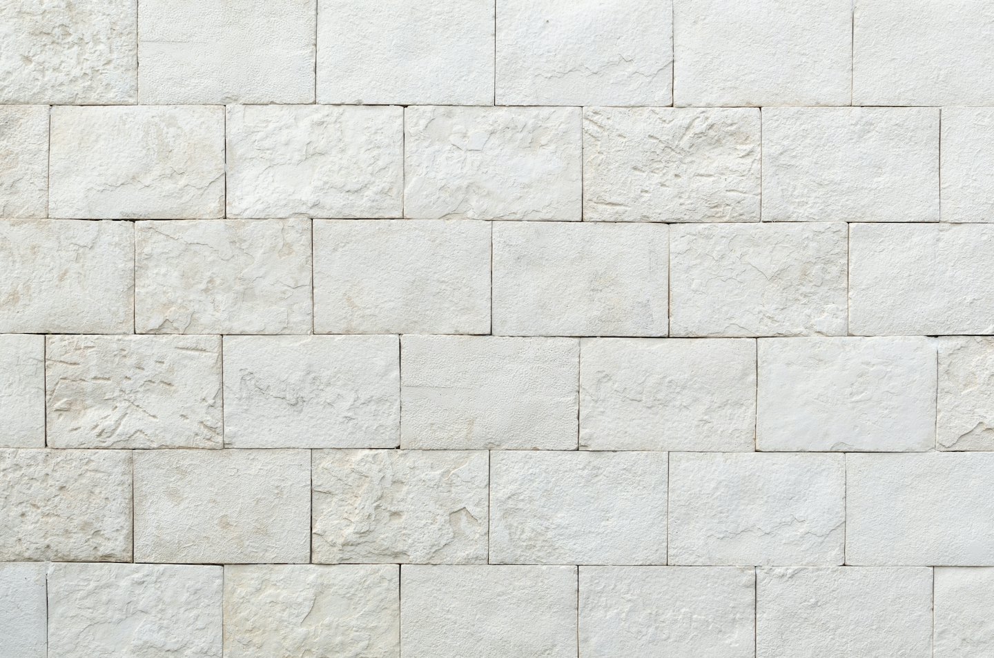 Witte bakstenen muur met subtiele textuur en voeglijnen.